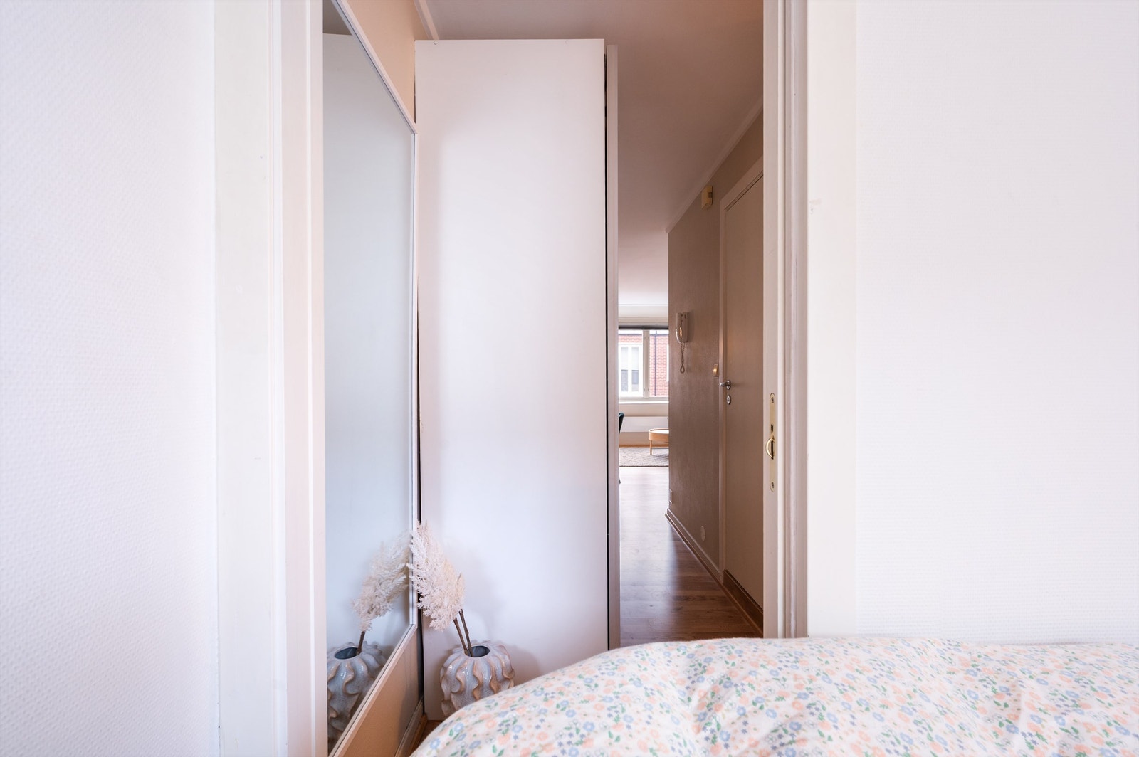 Det er plass til garderobeskap i entré Galleribilde