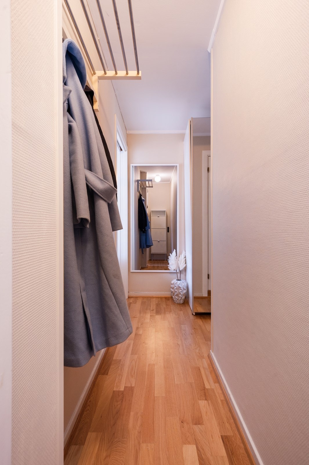 Entrè med oppheng til jakker Galleribilde