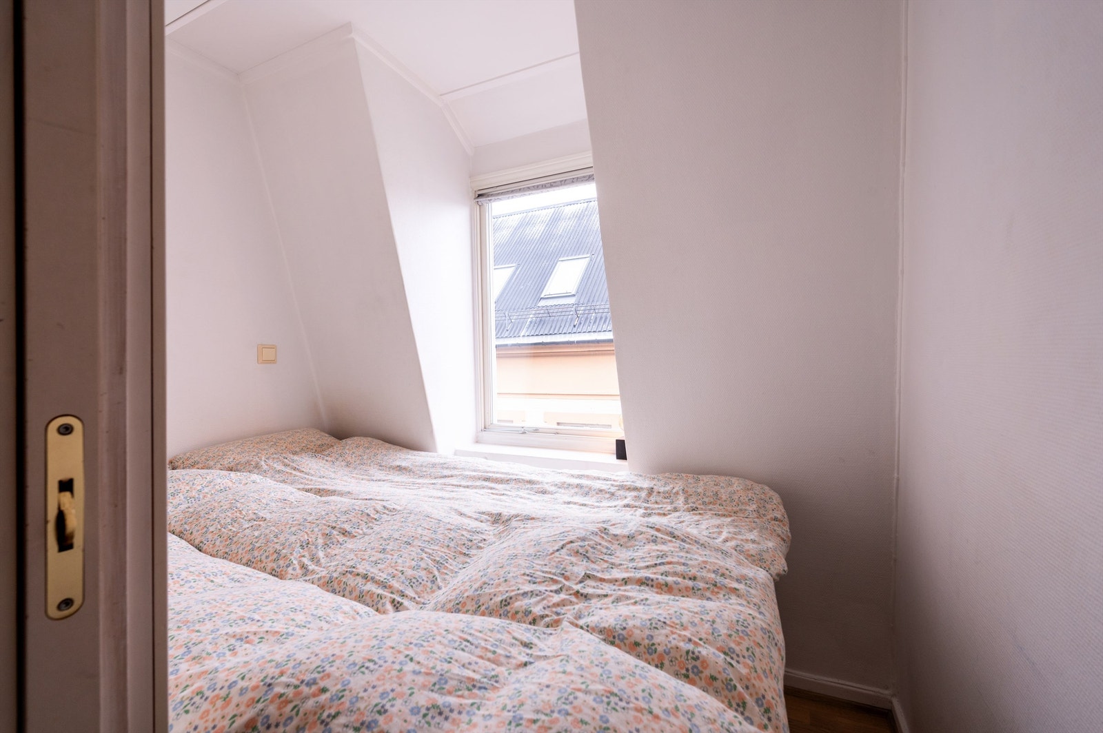 Lite, men hyggelig soverom som vender mot bakgård Galleribilde