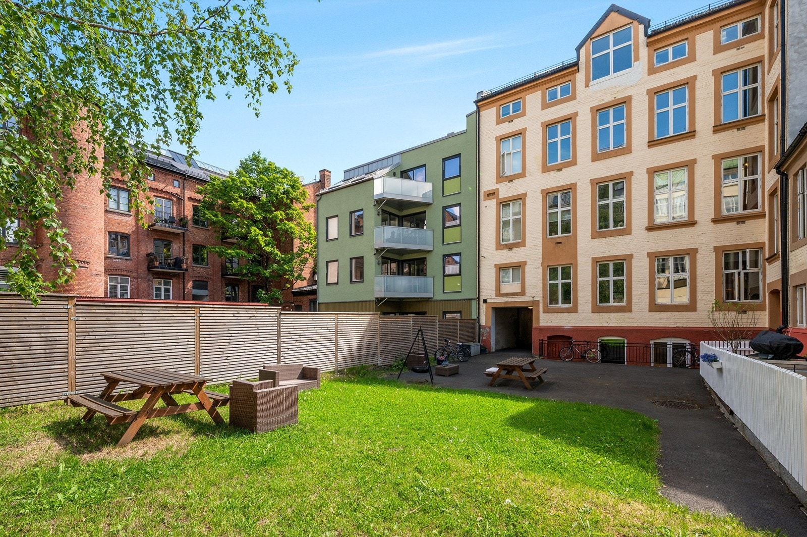 Bakgård. I mellomgården er det også sykkelparkering Galleribilde