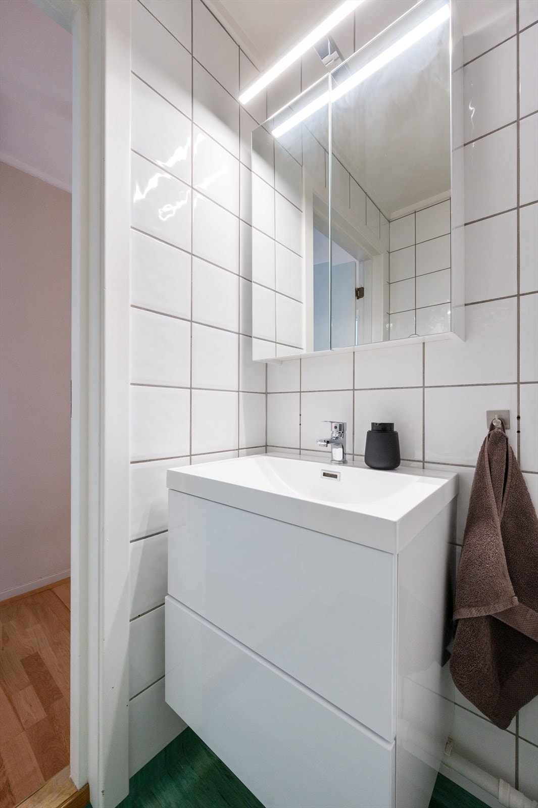 Pent servantskap med skuffer og belysning Galleribilde