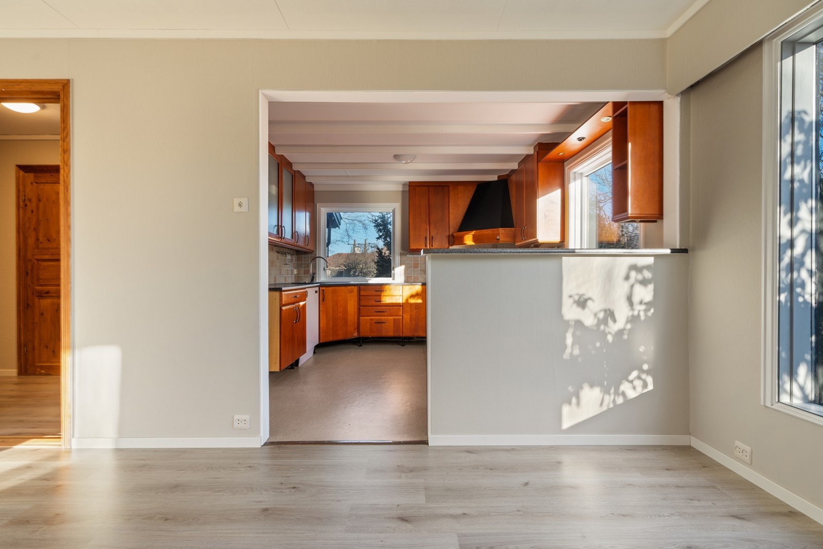 Stue/kjøkken med delvis åpen løsning. Nytt laminat i stua og belegg på kjøkken. Galleribilde