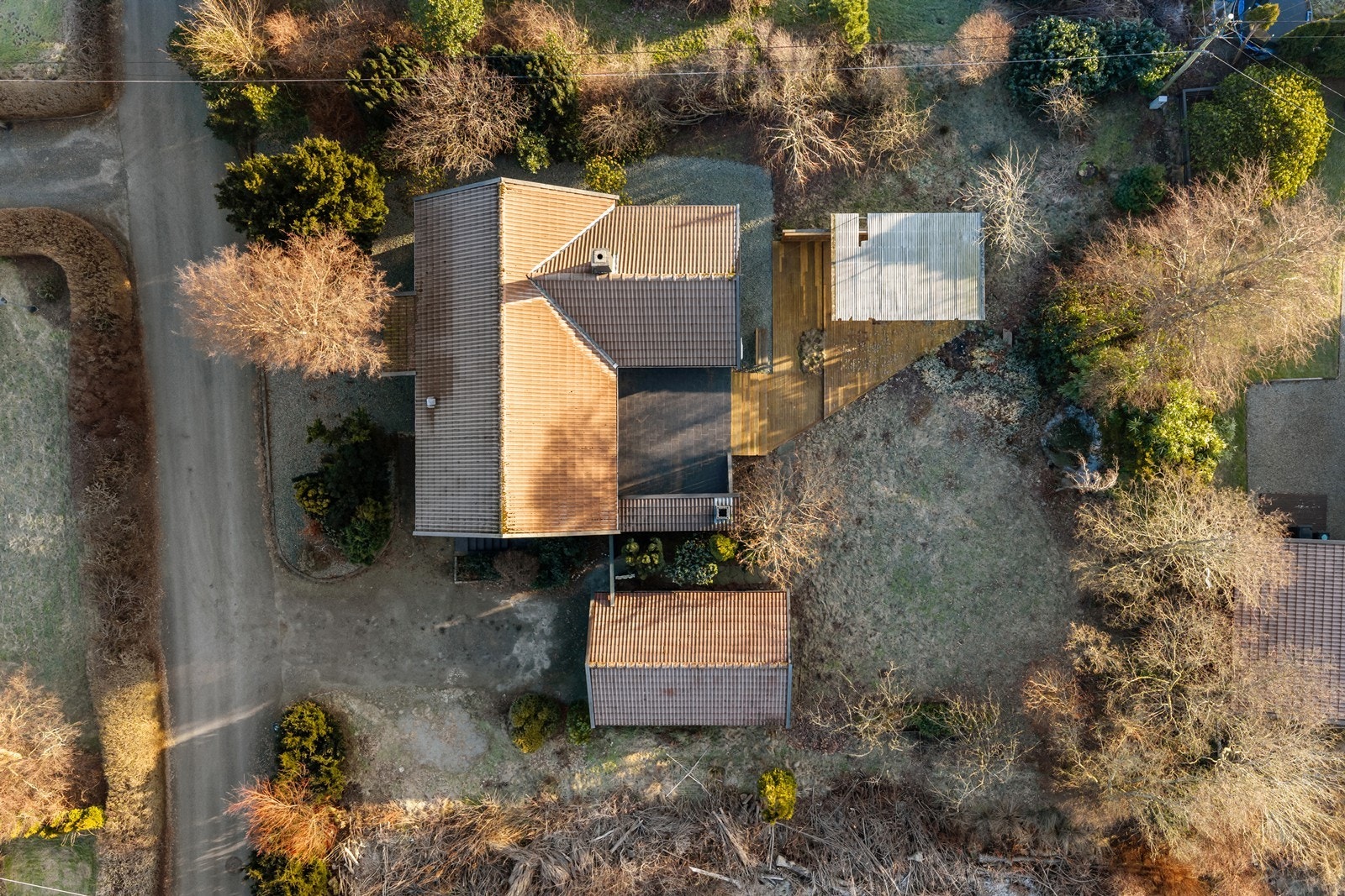 Stor tomt som er godt utnyttet. God plass både på fremsiden og i hagen. Galleribilde