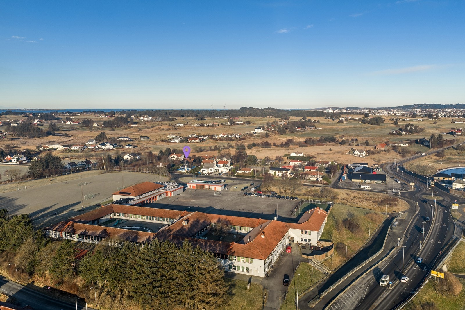 Boligen ligger i et lite byggefelt rett ved Bø ungdomsskole på grensen mellom Avaldsnes og Torvastad. Galleribilde