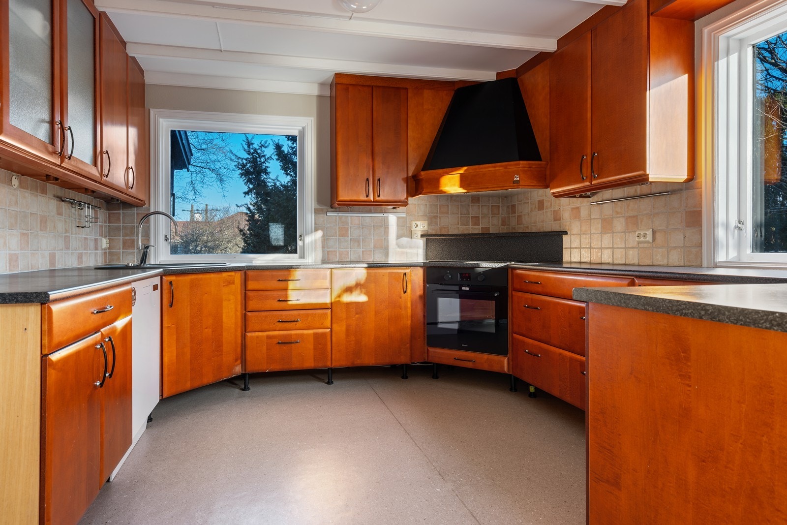 Kjøkken har mye skapplass, integrert stekeovn, oppvaskmaskin og kjøleskap som medfølger kjøpet og halvannen nedfelt vask i laminatbenkeplate. Galleribilde