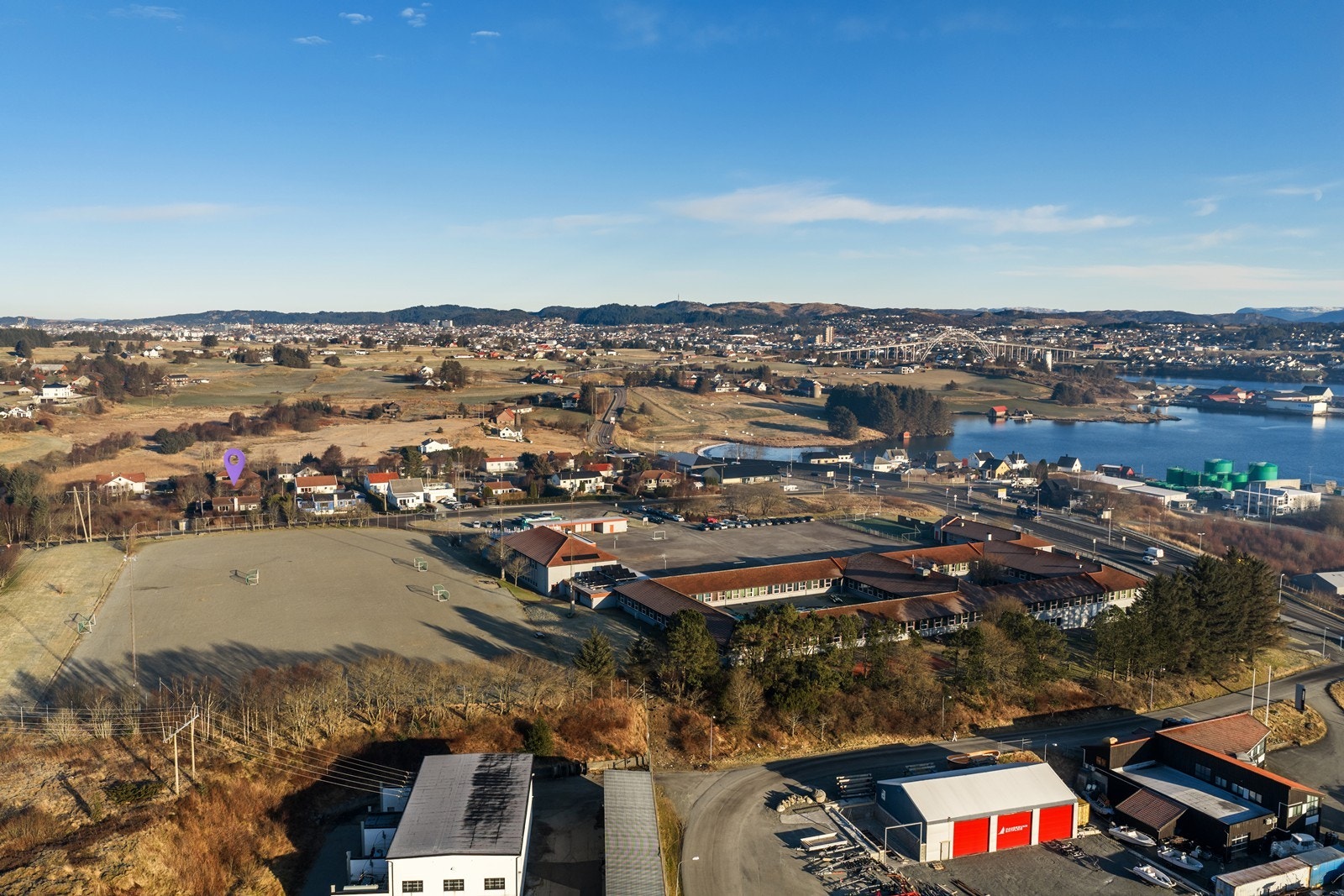 Boligen ligger i et lite byggefelt rett ved Bø ungdomsskole. Galleribilde