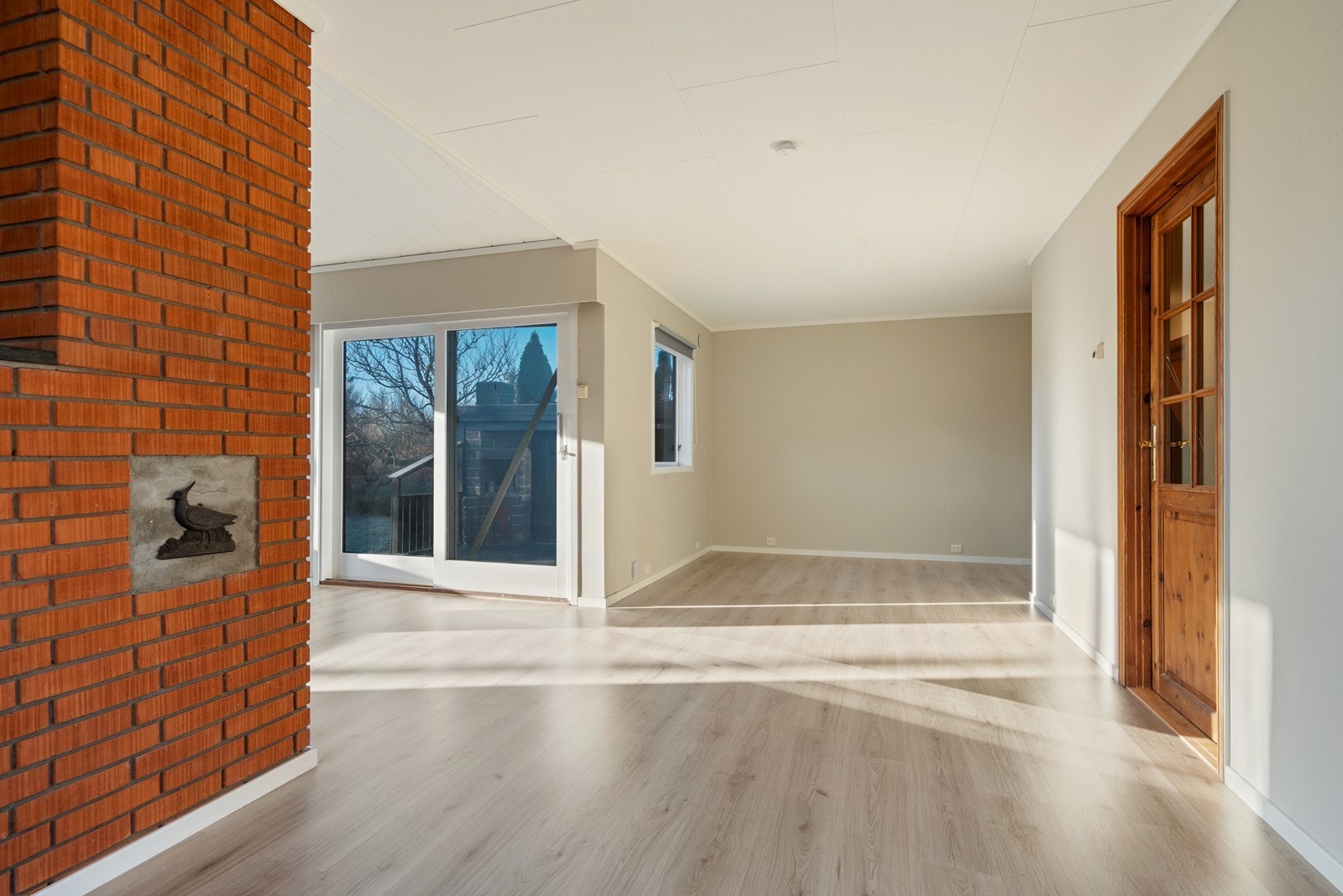 Stua har gode møbleringsmuligheter med plass til TV gruppe, finstue og spisestue. Galleribilde