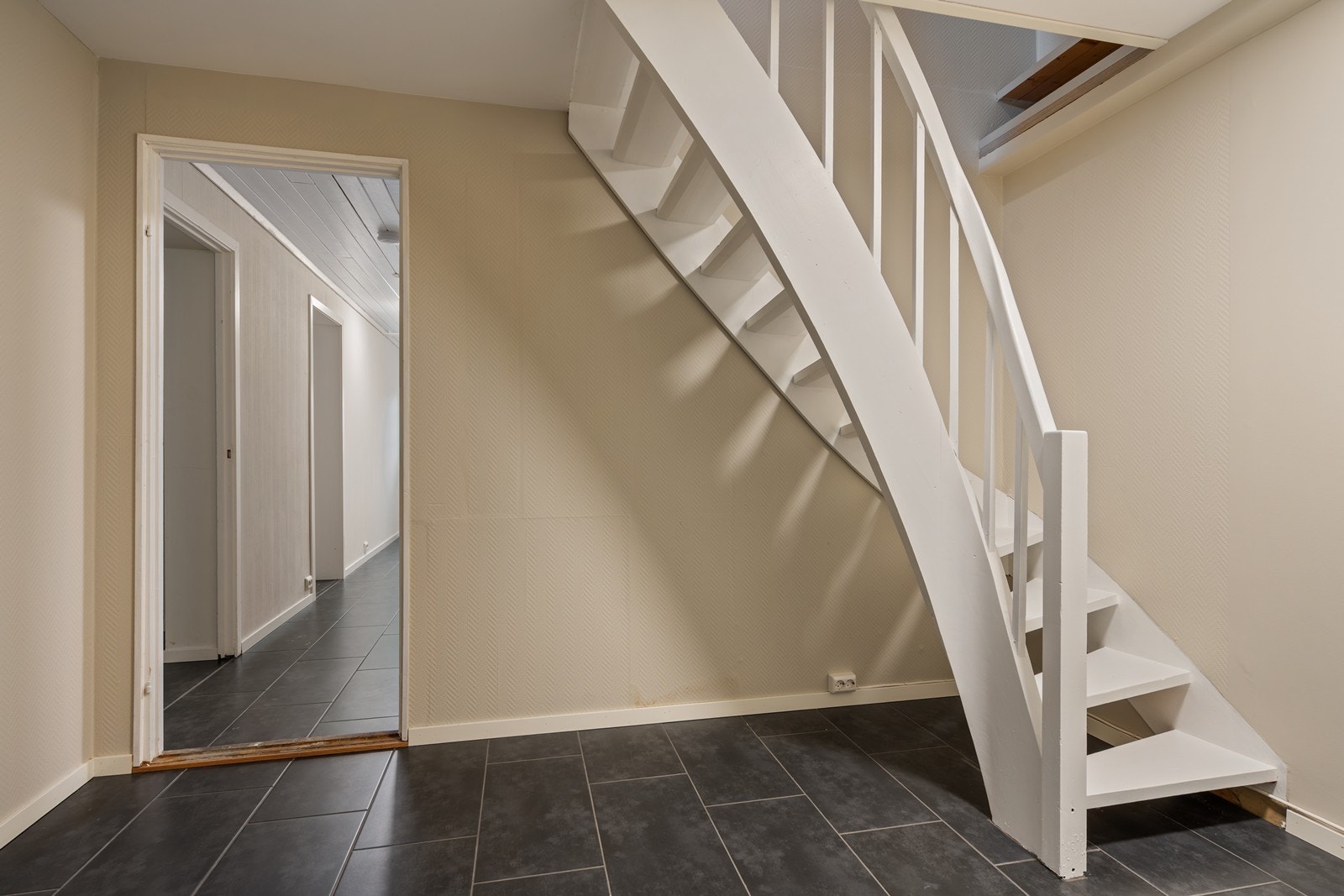 Trapperom ned til gang med fliselagt gulv. Galleribilde