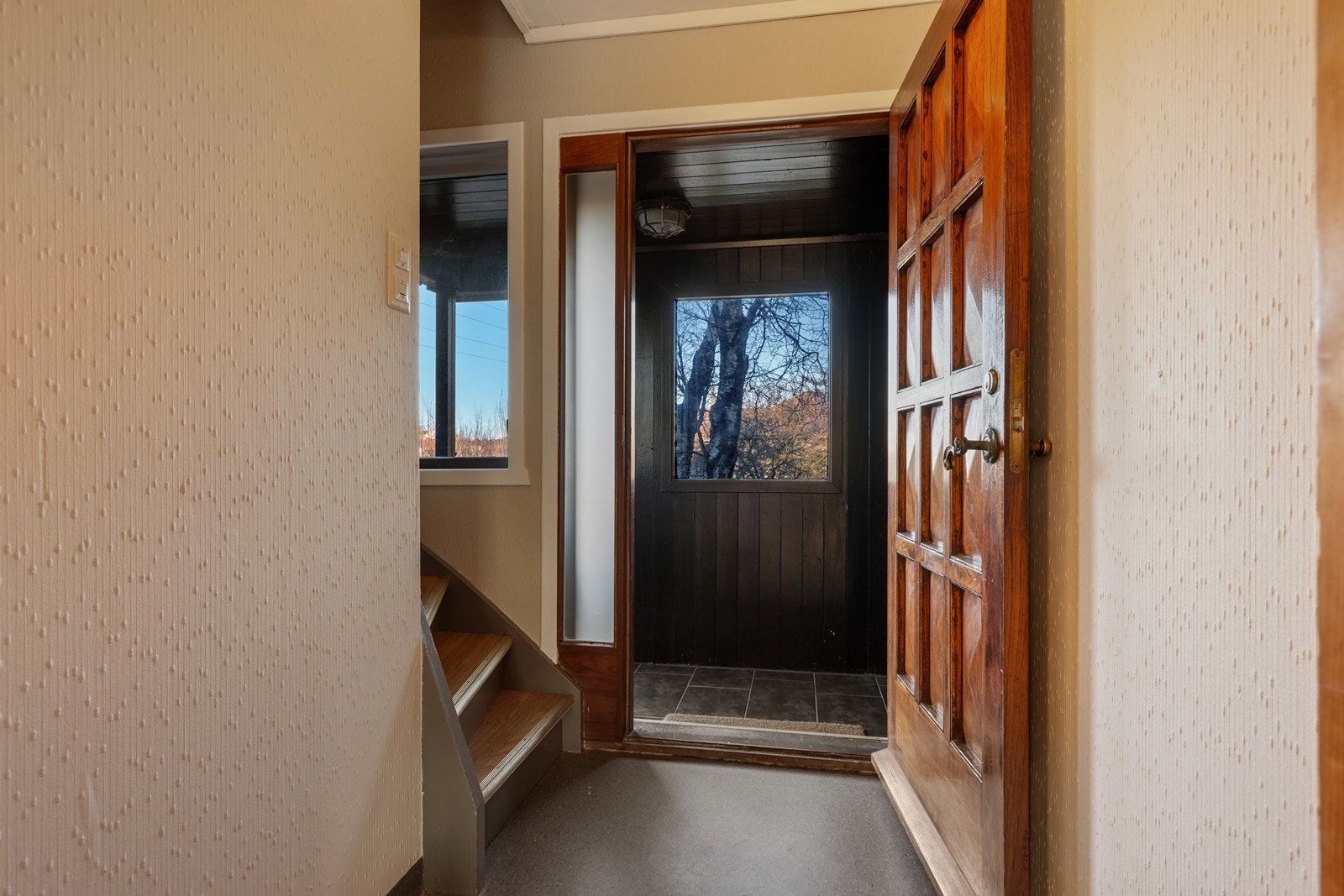 Gang med trapp opp til loftsetasjen. Galleribilde