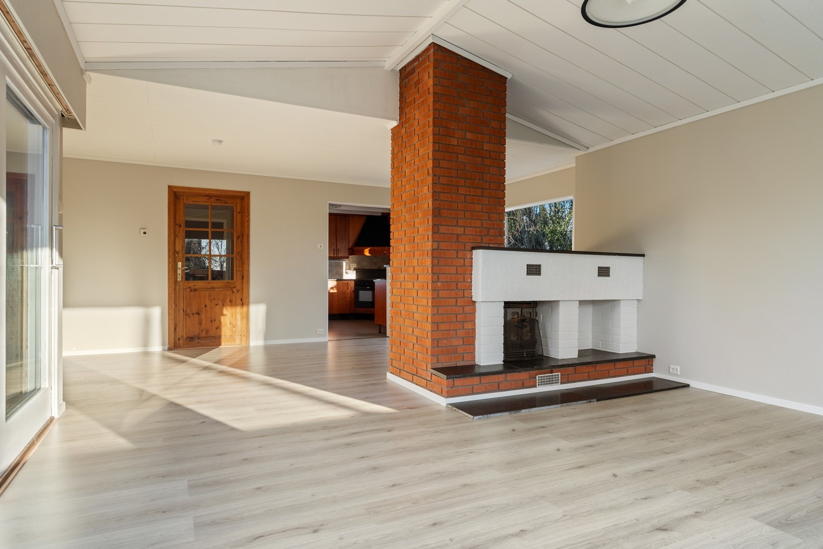 Stua har både varmepumpe og peisovn med innsats som deler rommet fint opp i soner for ulike formål. Galleribilde