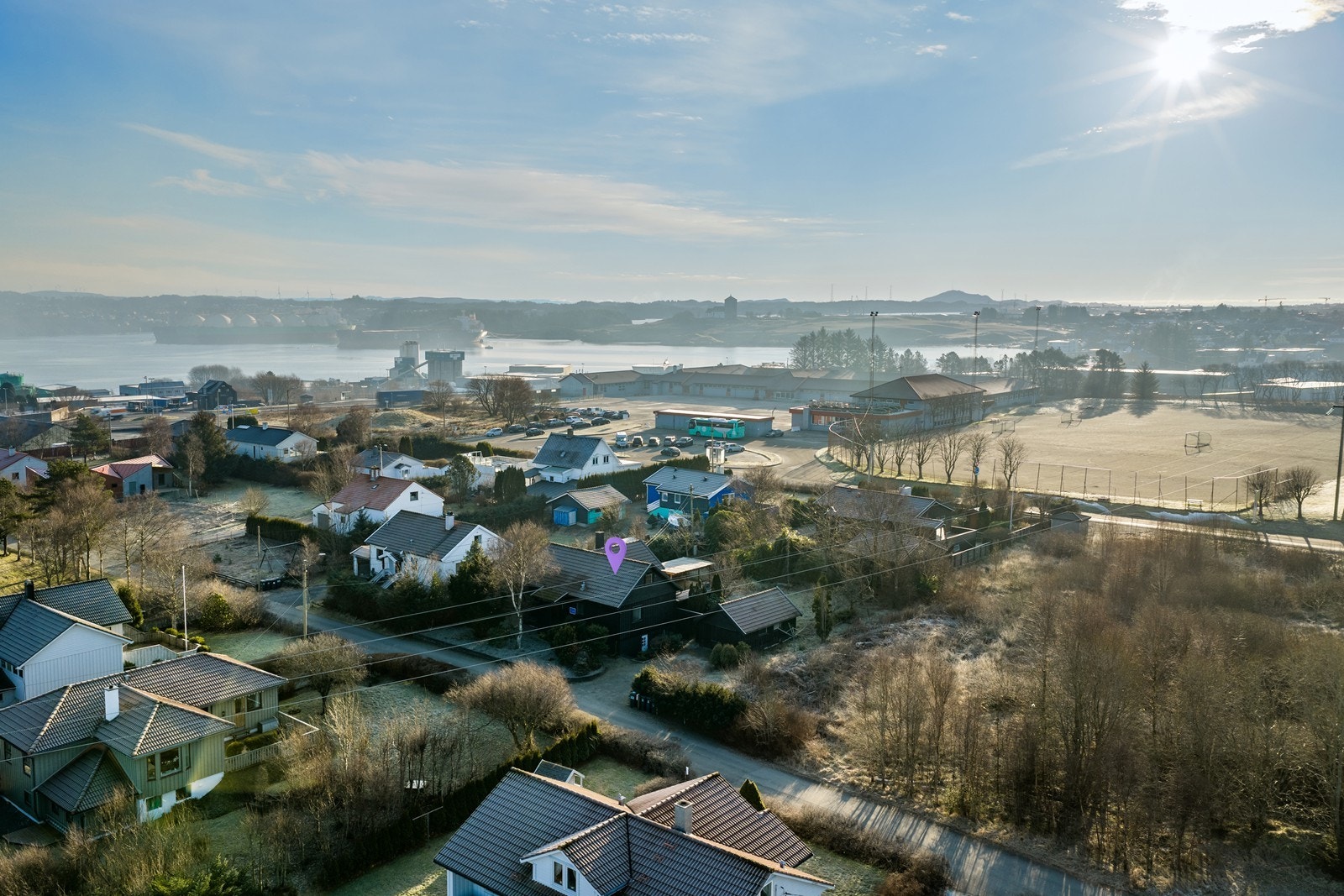 Usjenert tomt som vender mot sør. Stor ubebygget tomt med naturområde på vestsiden. Galleribilde