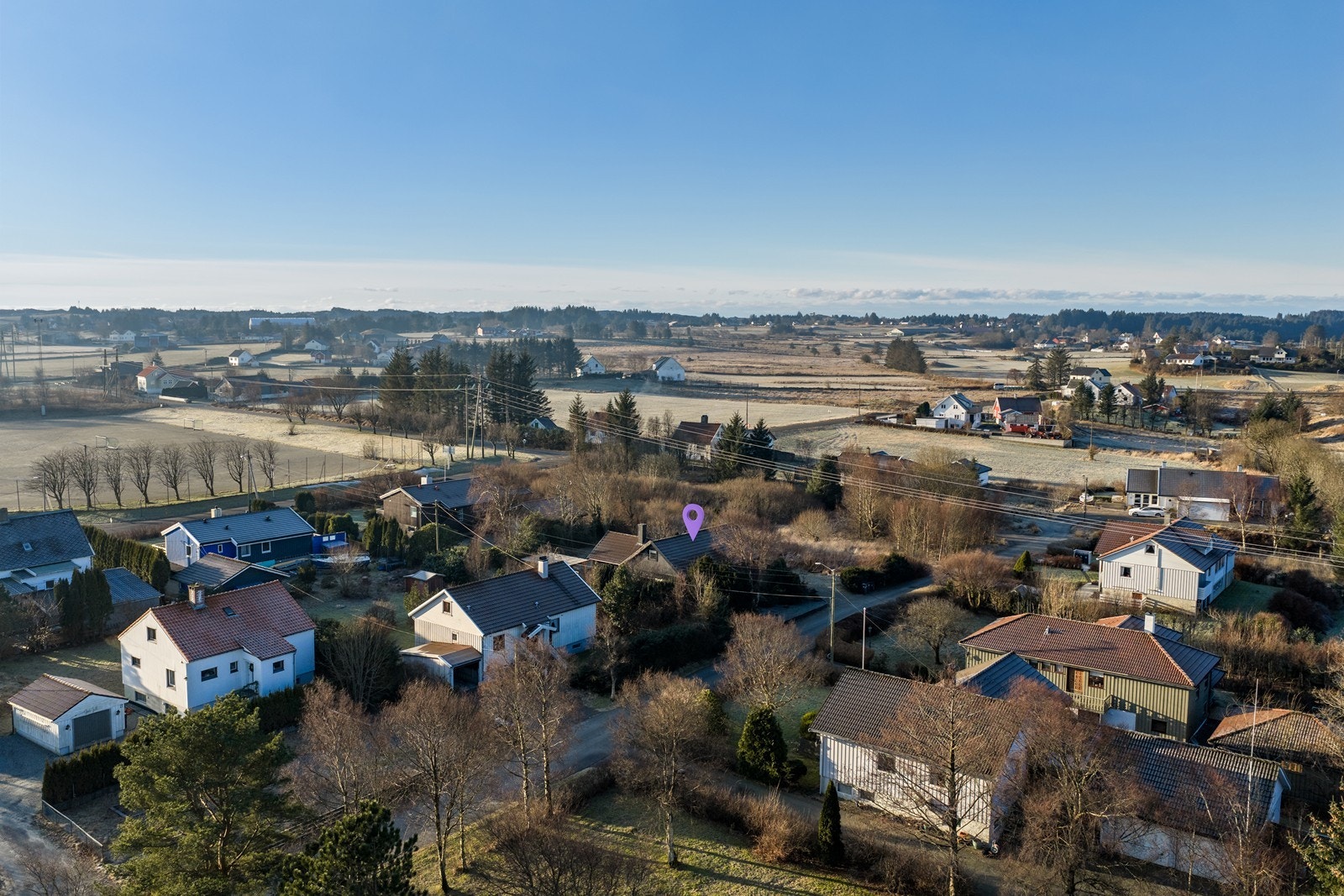 Flat og romslig hage med overgrodd plen, frukttrær, rhododendron og andre busker og trær. Fiskedam i hagen har ikke vært i bruk på flere år. Galleribilde
