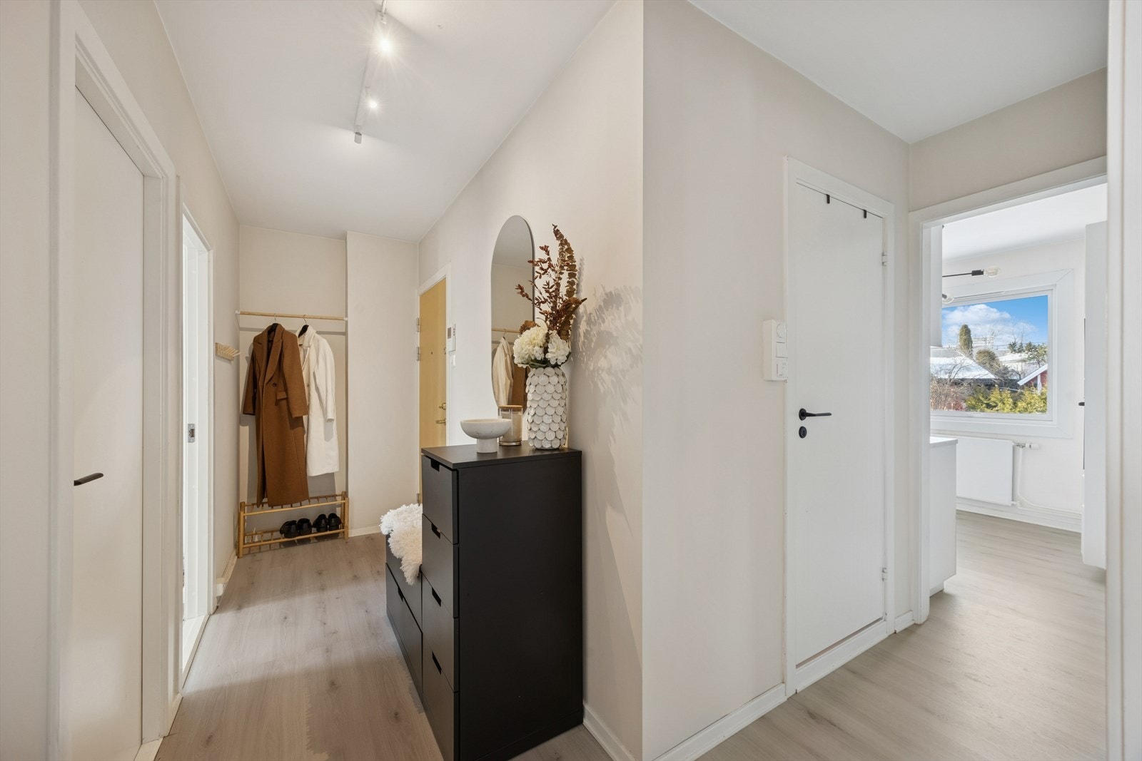 Her er det gode oppbevaringmuligheter for å henge fra seg sko og yttertøy. Galleribilde