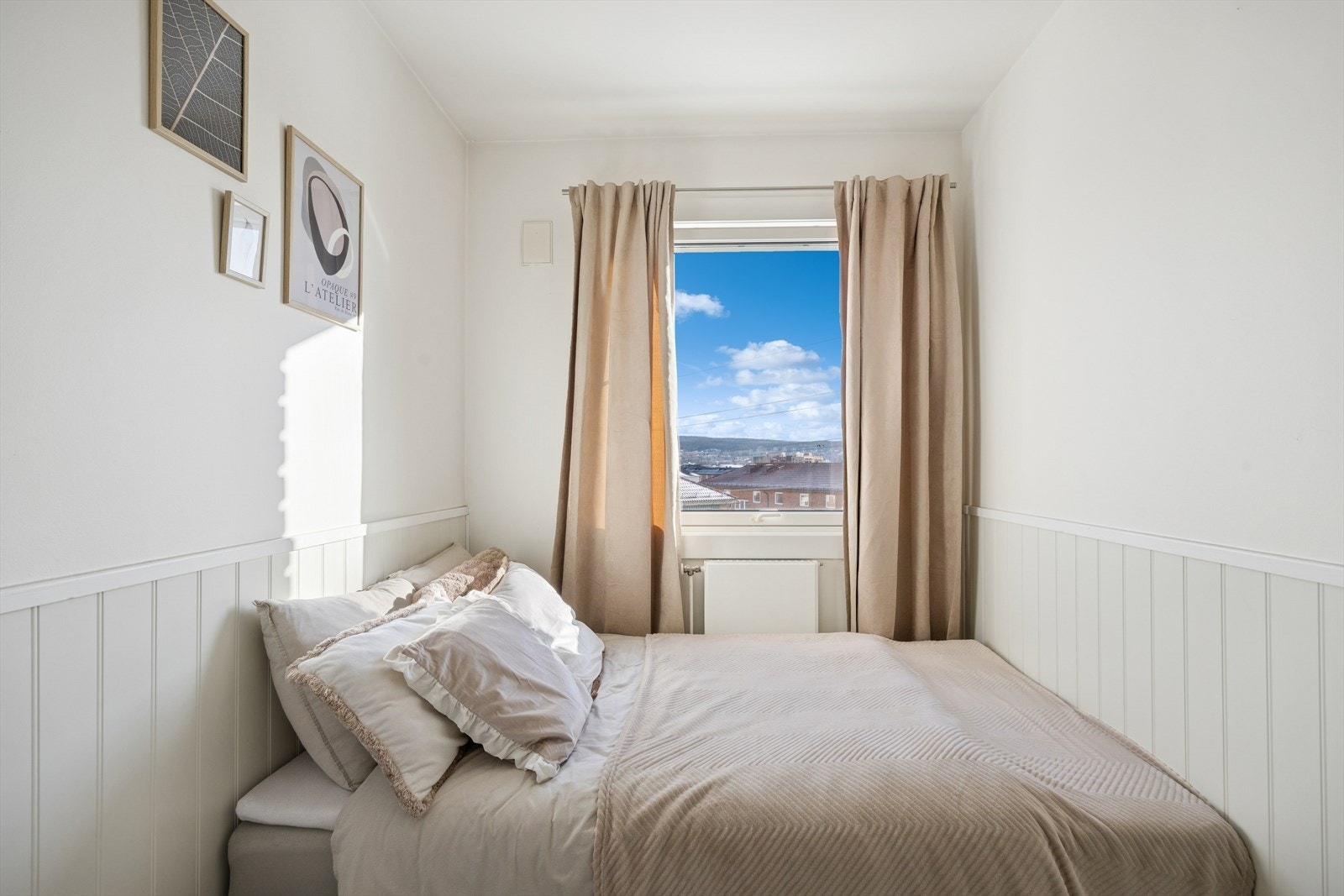 Soverom 2. Perfekt som barnerom, hjemmekontor eller et innbydende gjesterom. Galleribilde