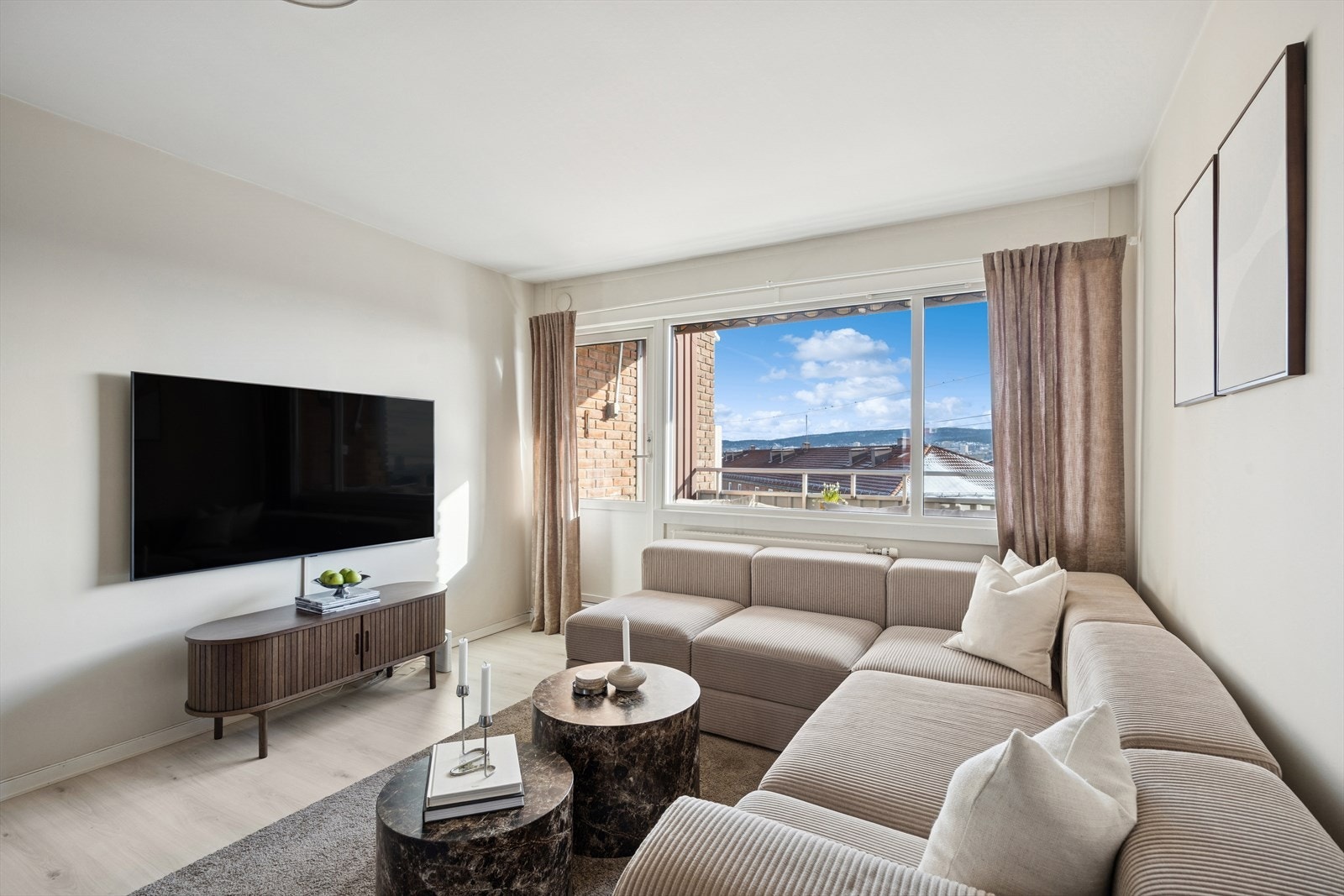 Fra stuen er det utgang til en balkong på 7 kvm med svært gode solforhold og flott utsikt. Galleribilde