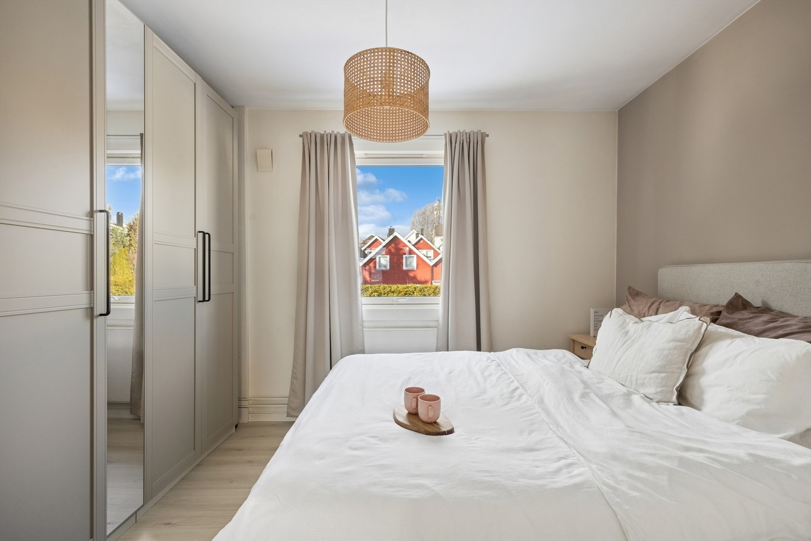 Soverommet er både pent og romslig, med god plass til dobbeltseng, nattbord og diverse garderobeløsning. Galleribilde