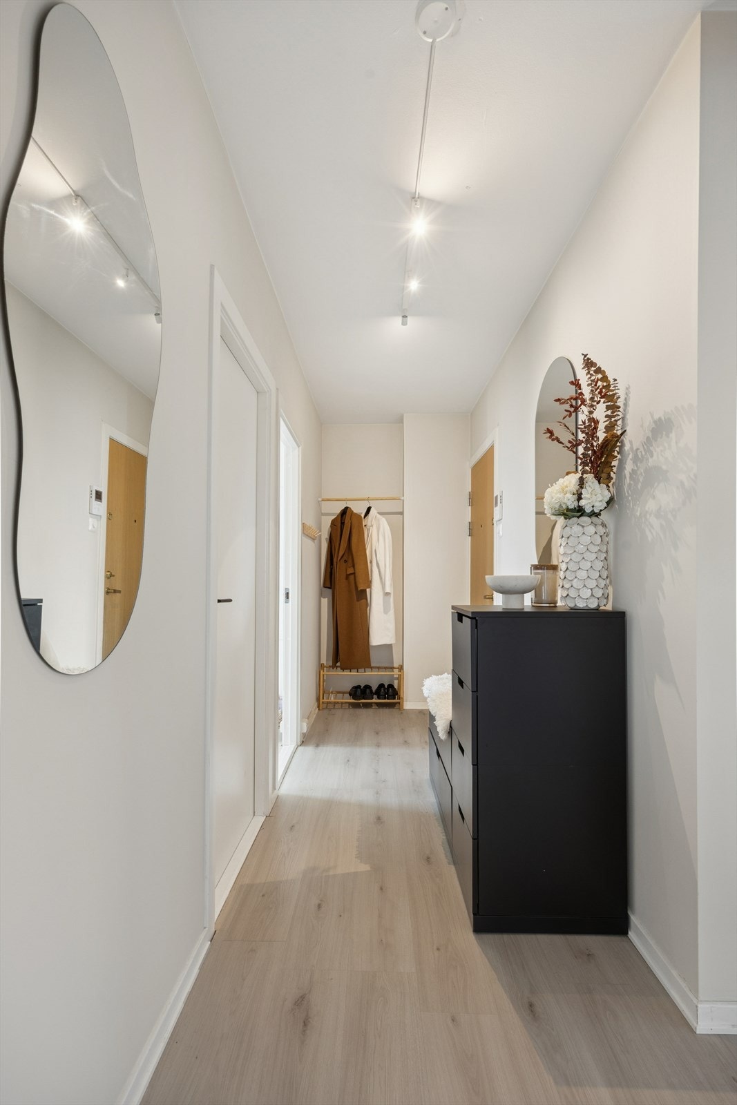 Innbydende og lys entrè med direkte inngang til garderobenisje. Galleribilde