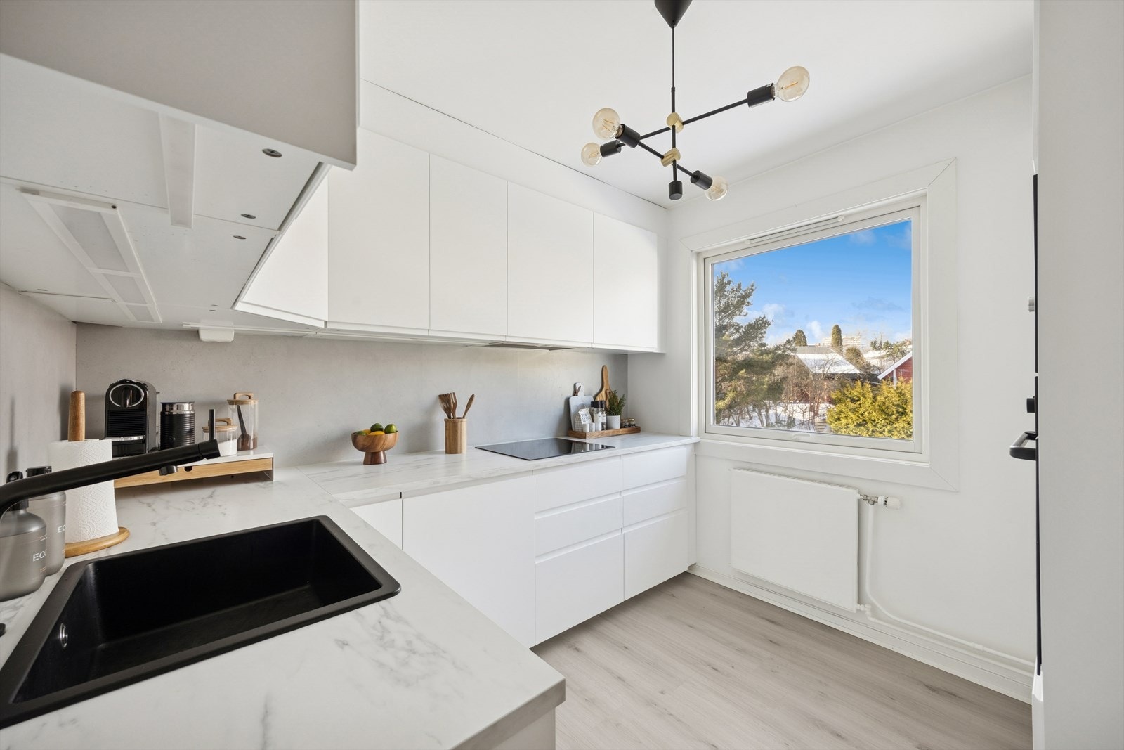 Separat og romslig kjøkken med en ys og tidløs kjøkkeninnredning fra 2021. Galleribilde