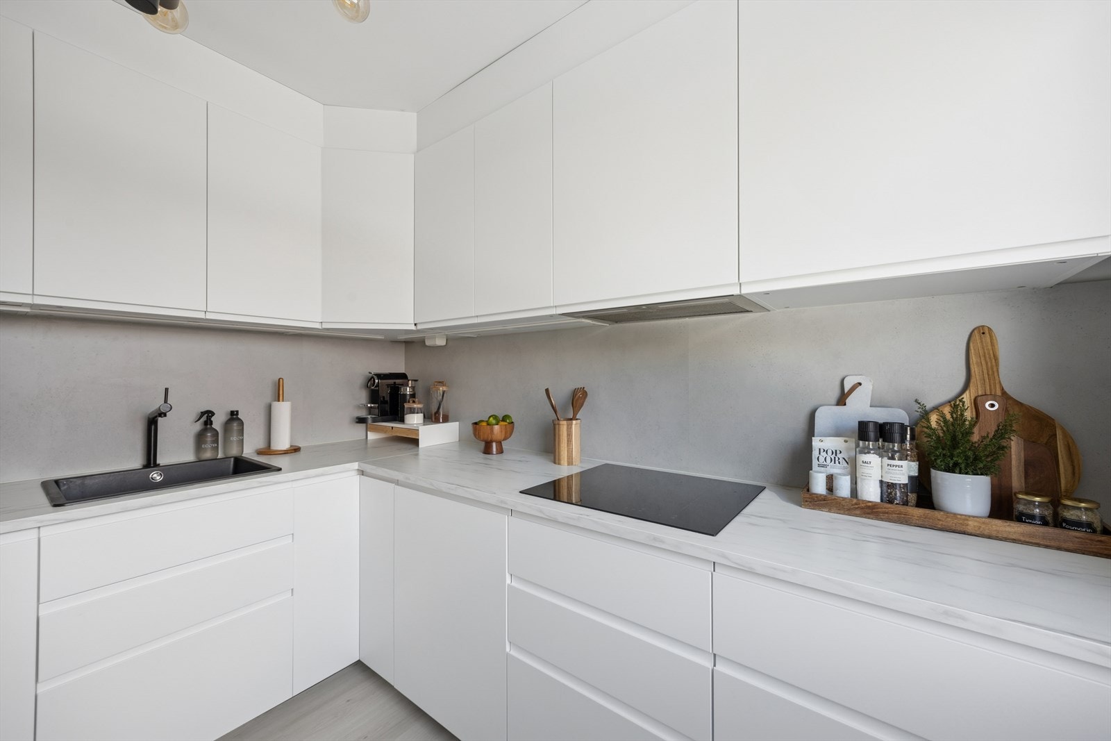 Her er det godt med skap- og benkeplass, samt store arbeidsflater. Galleribilde