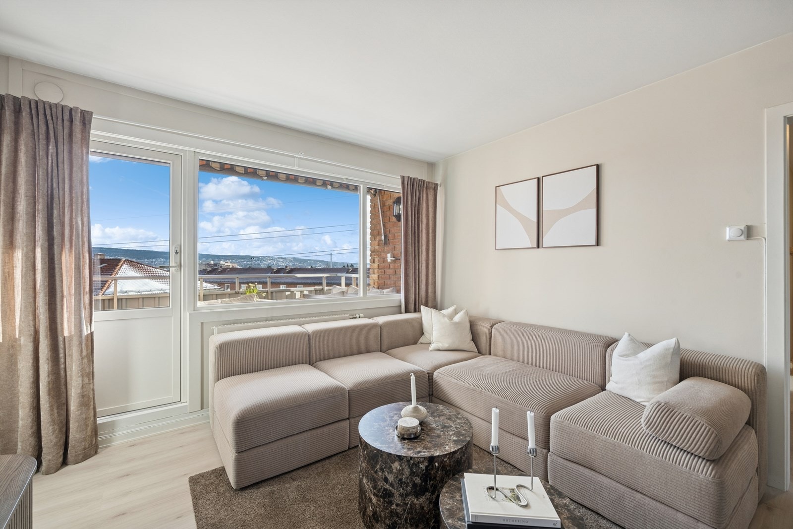 Leilighetens stue er romslig og innbydende med store vindusflater som slipper inn godt med naturlig lys og sørger for en god atmosfære i rommet. Galleribilde