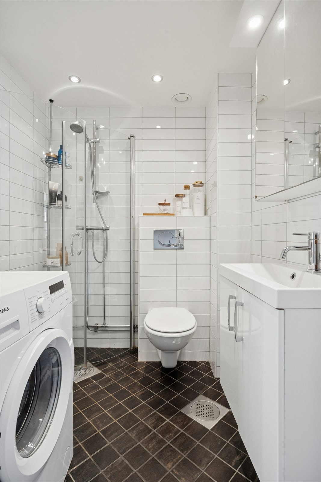 God plass til lagring i både servant- og speilskap. Badet har opplegg for vaskemaskin og tørketrommel, og i tillegg finnes det fellesvaskeri i borettslaget. Galleribilde