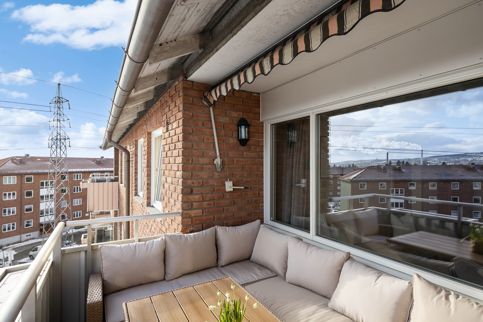 Balkongen er svært romslig, og har god plass til både utemøblement og diverse beplantning. Galleribilde