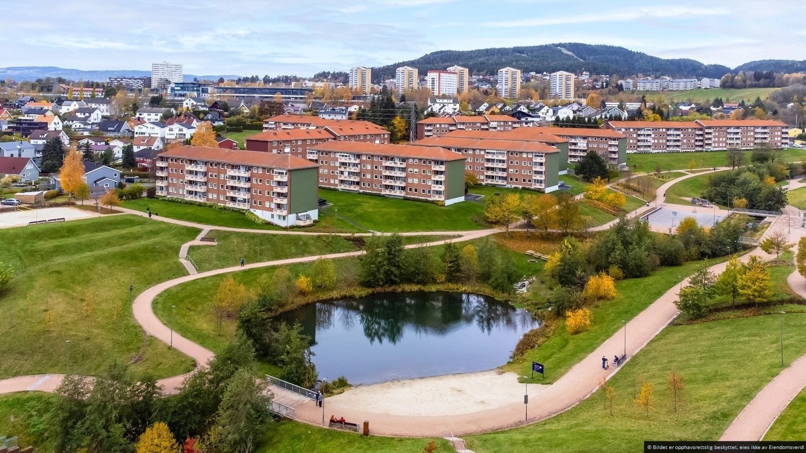 Bjerkedalen Park er en perle av naturlig skjønnhet og ro midt i hjertet av byen. Dette fantastiske området gir en velkommen flukt fra den travle urbane pulsen og gir besøkende en mulighet til å koble seg til naturen. Galleribilde