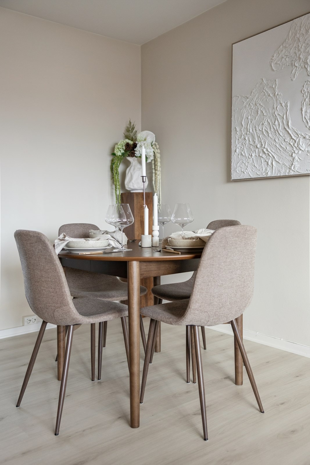 Naturlig sone for spisebord i stuen. Galleribilde