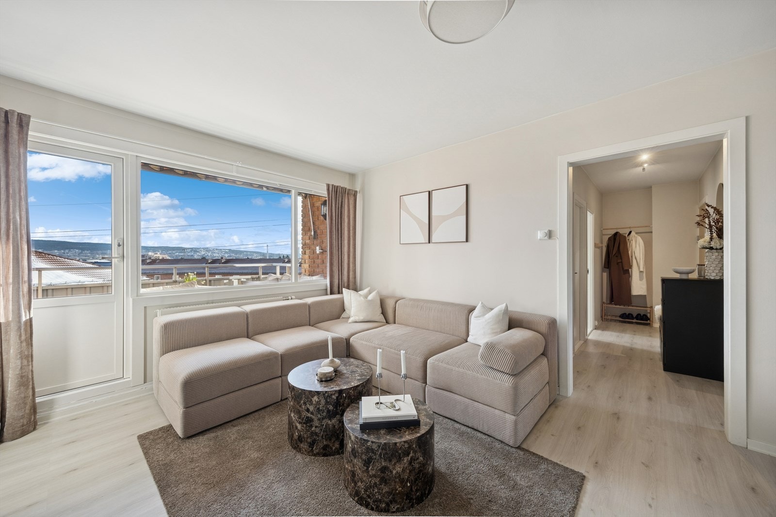 De lysmalte veggene gir en luftig romfølelse og danner hjemmets naturlige samlingspunkt. Galleribilde