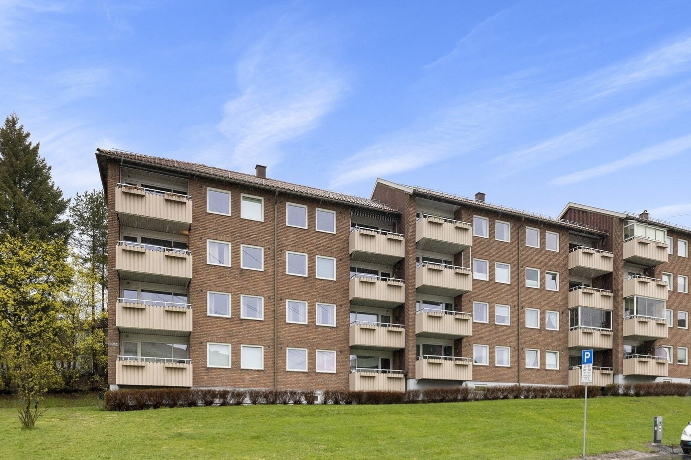 Dette er en lys og romslig toppleilighet, beliggende i et stille og barnevennlig boligområde i bydelen Bjerke, med kort vei til både natur, aktiviteter og servicetilbud. Galleribilde