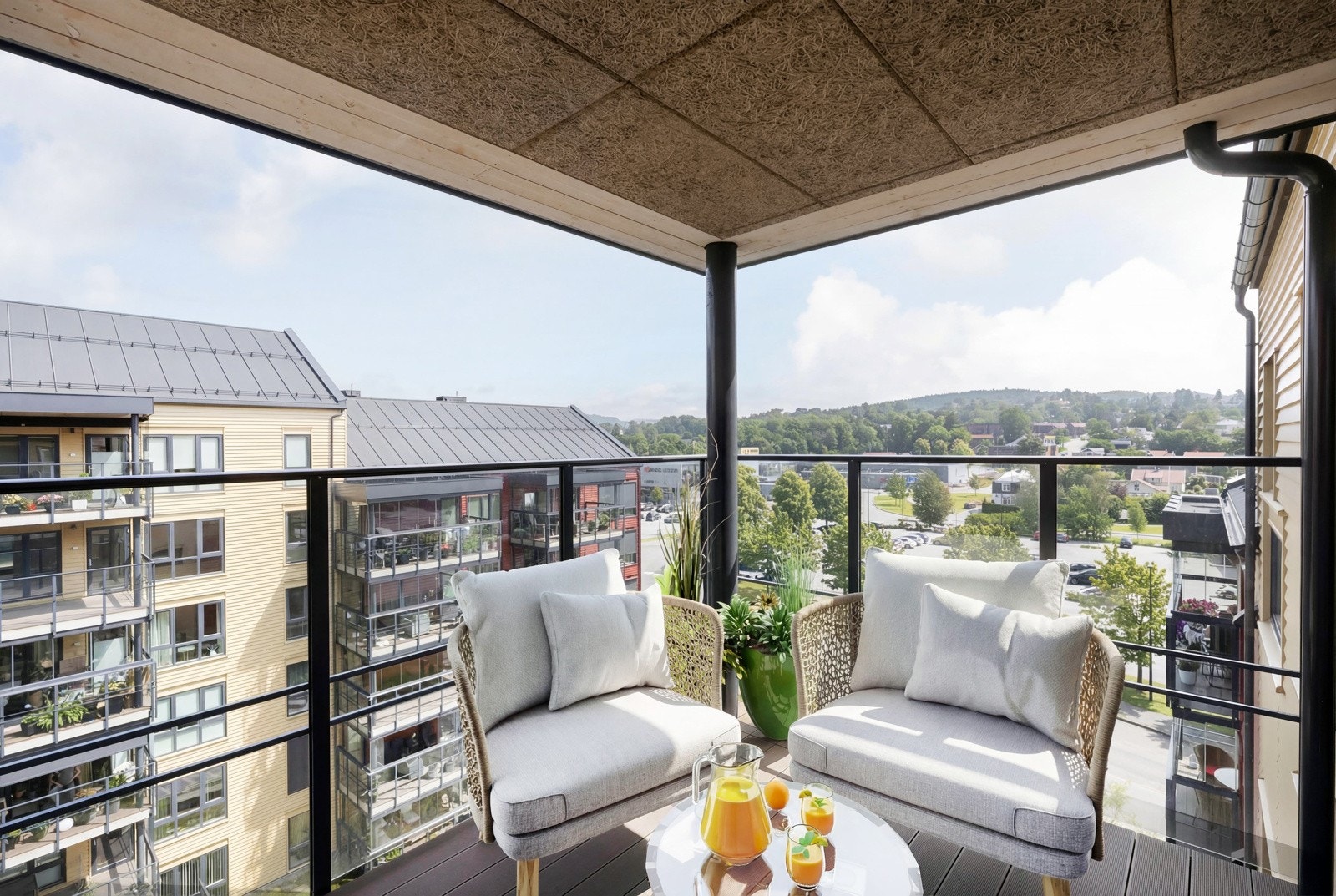 Overbygget balkong med utgang fra kjøkkenet. Her kan morgensolen nytes. Galleribilde