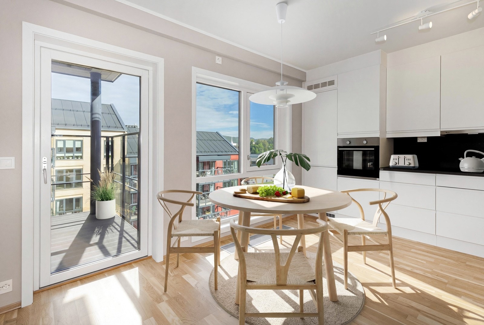 Kjøkken med mye innredning og skapplass. Hvitevarer medfølger. (bildet er digitalt stylet). Galleribilde