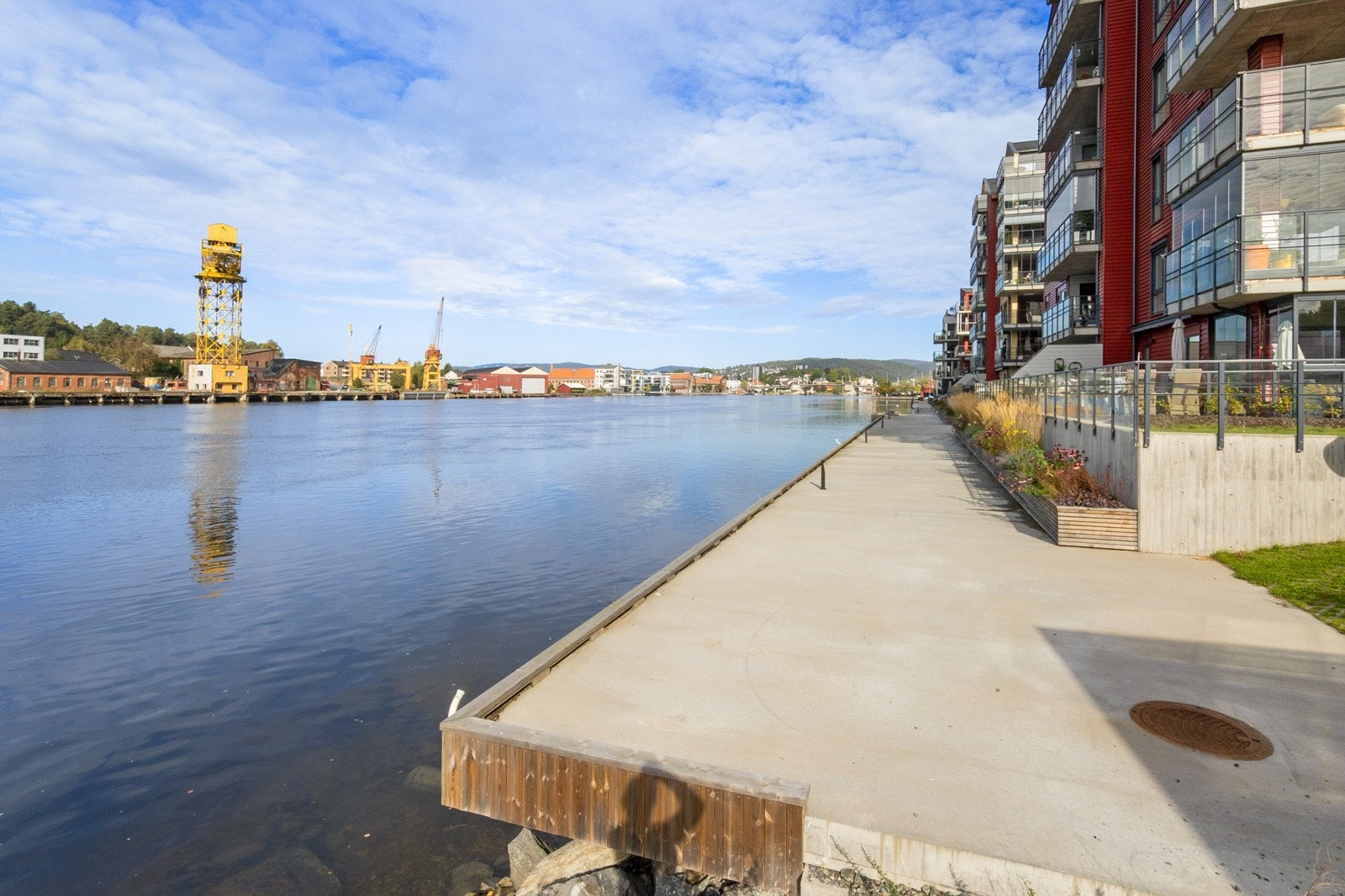 Elveprommenaden er opprettet. Ellers er det pent opparbeidet uteområder rundt blokkene. Galleribilde