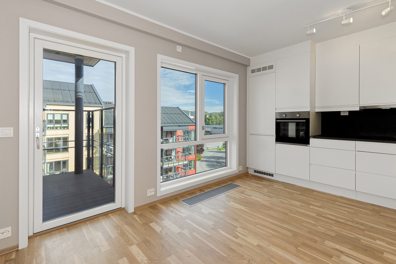 Fra kjøkken er det utgang til overbygget balkong hvor morgenskolen kan nytes store deler av året. Galleribilde