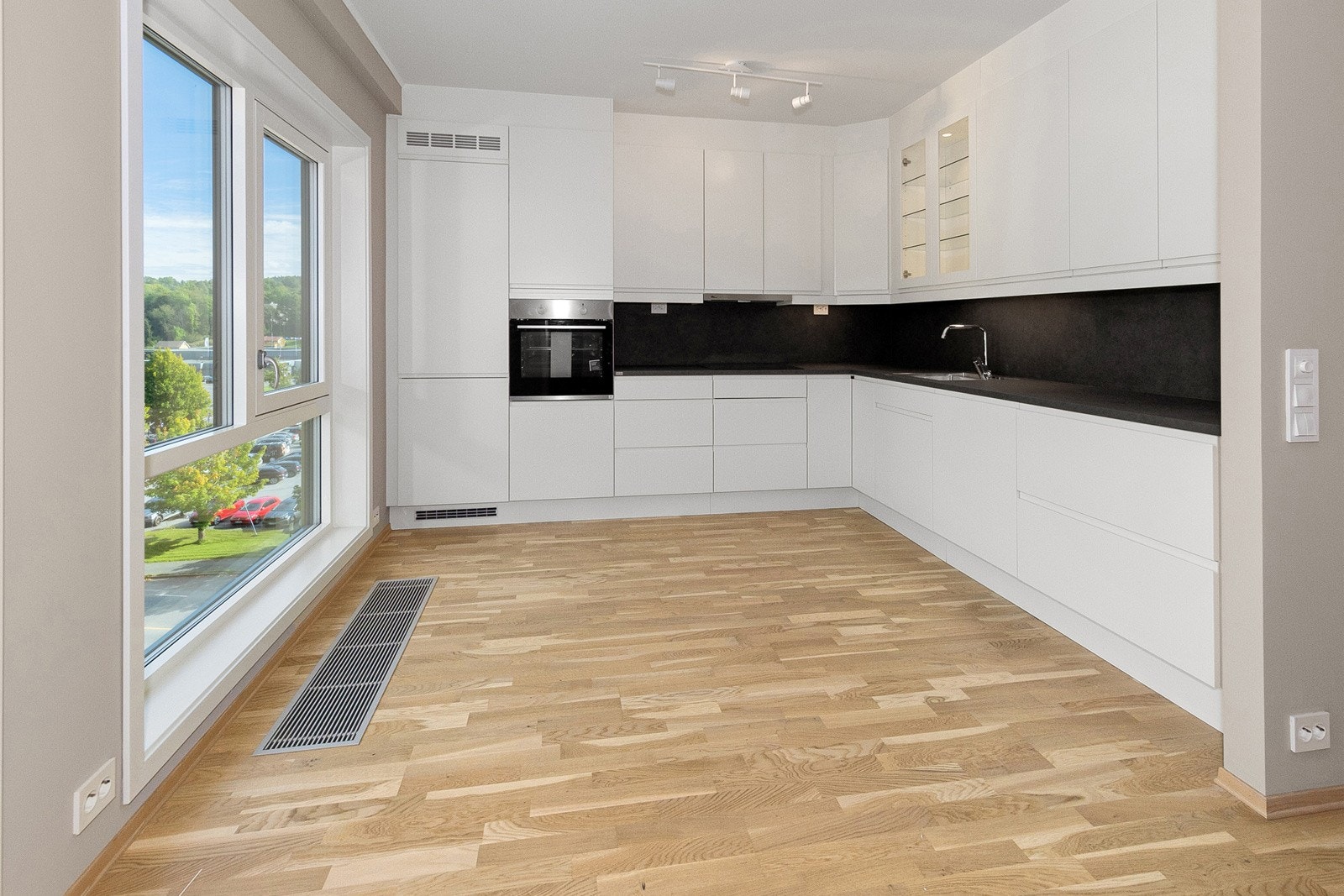 Her er det lagt litt ekstra i en stor og god innredning. Risten i gulvet er tilførsel av varme fra fjernvarmeanlegget. Galleribilde