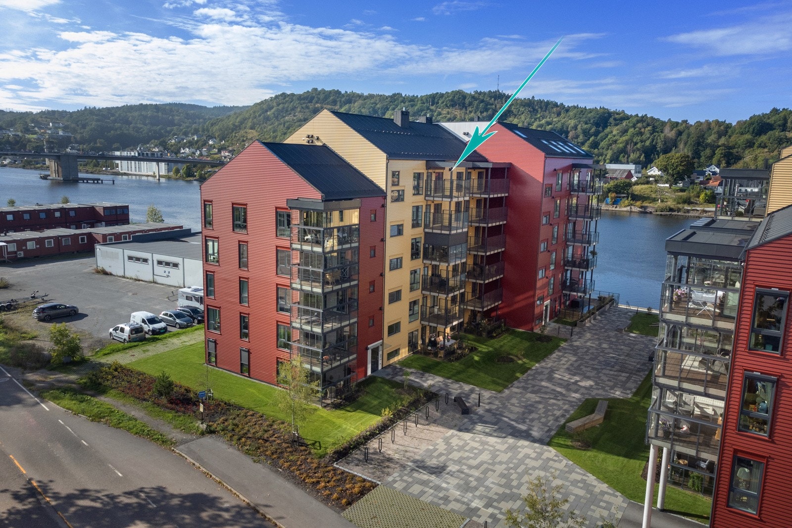 Inngang fra gateplan og heis opp. Alternativt kan man ta heisen fra garasjeanleggt hvor det medfølger 1 parkeringsplass og 1 bod. Galleribilde