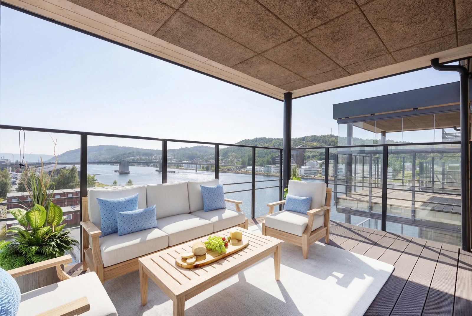 Utsikt fra balkongen over elven mot vest. Galleribilde