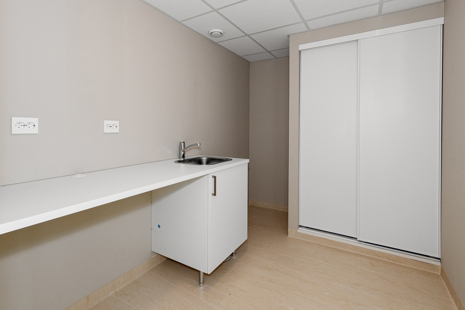 Romslig vaskerom med benk og utslagsvask. Plass til vaskemaskin og tørketrommel under benken. God plass til møblering. Galleribilde