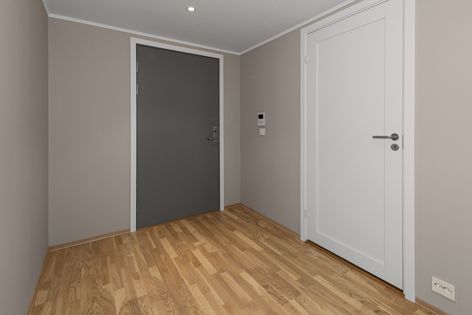 Romslig gang med downlights i tak. Plass til stor skyvedørsgarderobe og sitteplass. Calling anlegg med kamera slik at du ser hvem som ringer på. Galleribilde