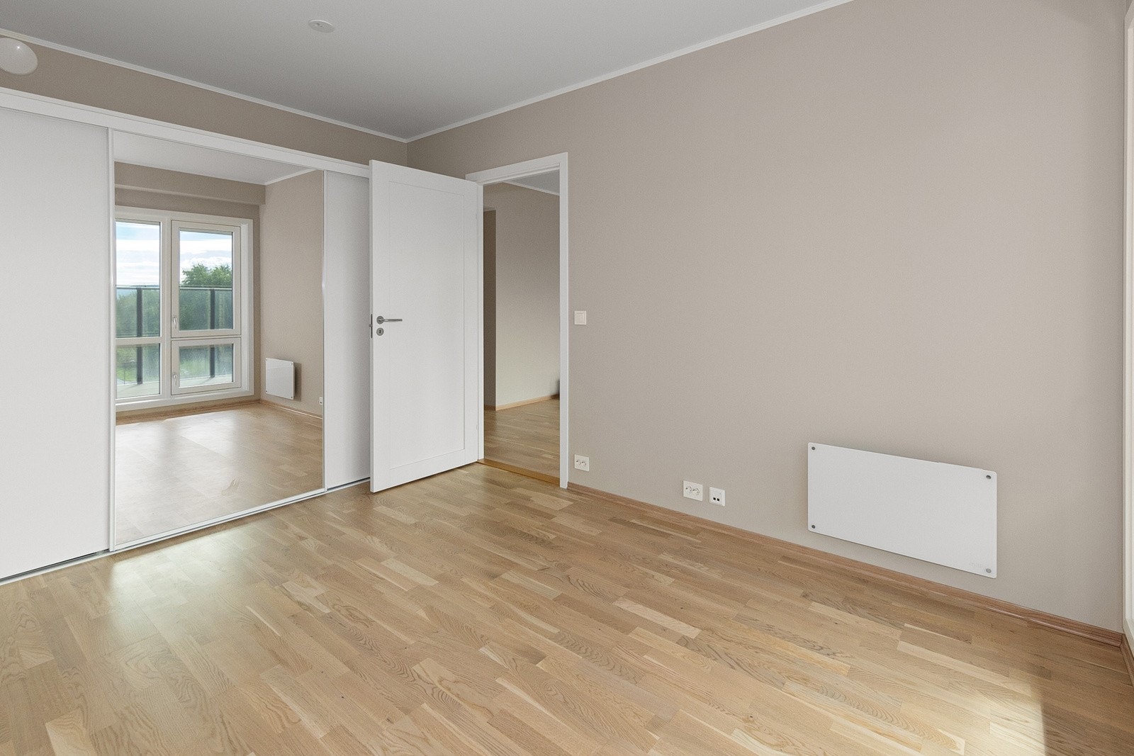 Godt med garderobeplass på soverom. Mulighet for å laget et garderoberom (ved flytting av dør). Galleribilde