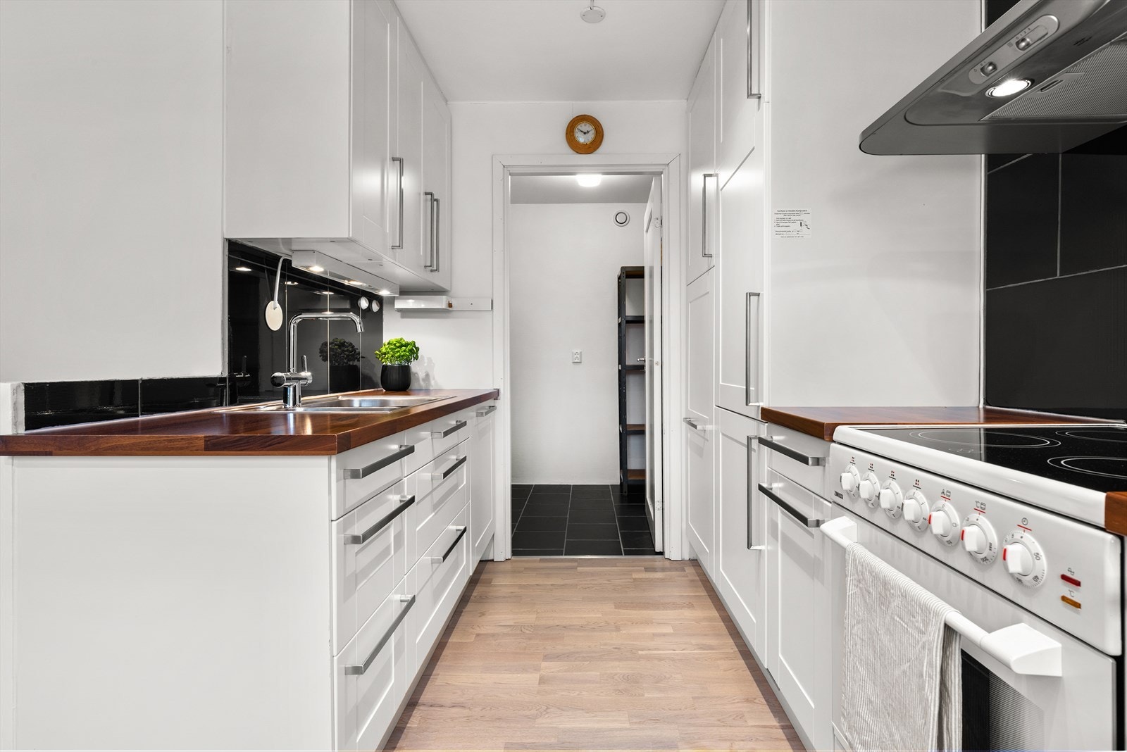 Det er godt utstyrt med kjøl/fryseskap, komfyr med komfyrvakt og oppvaskmaskin, som gjør matlaging både enkel og effektiv. Galleribilde