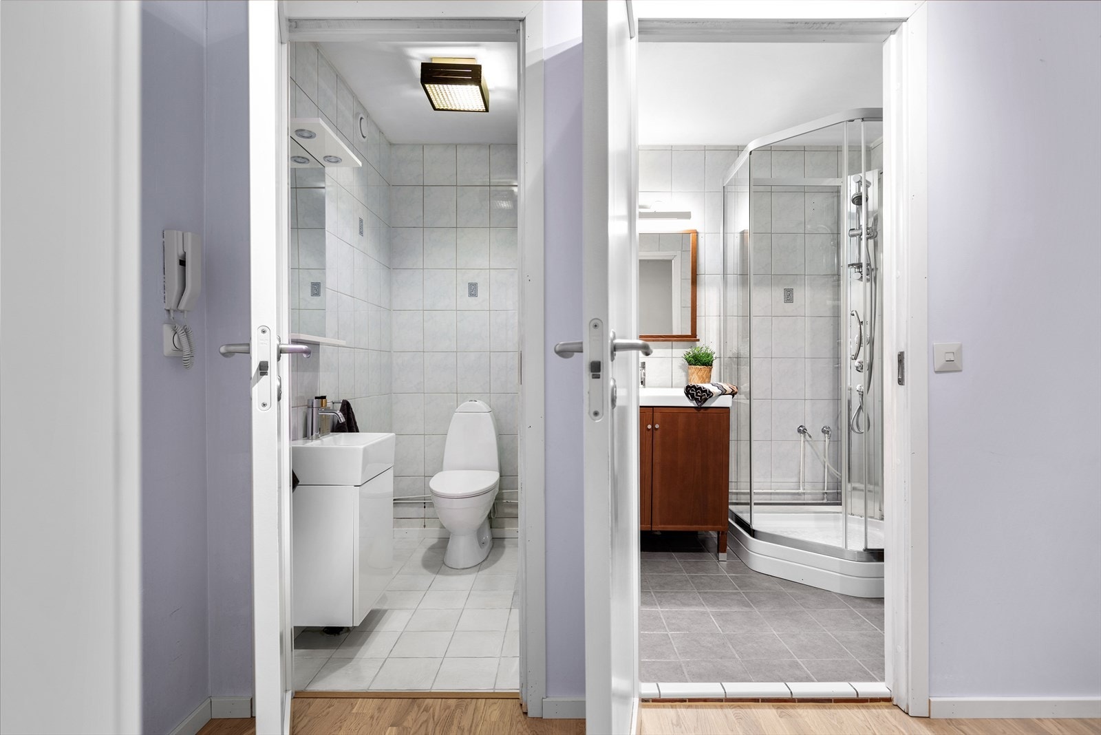 Boligen har et praktisk bad og separat toalettrom med gjennomgående flislagte overflater som gir et helhetlig, tidløst uttrykk. Galleribilde