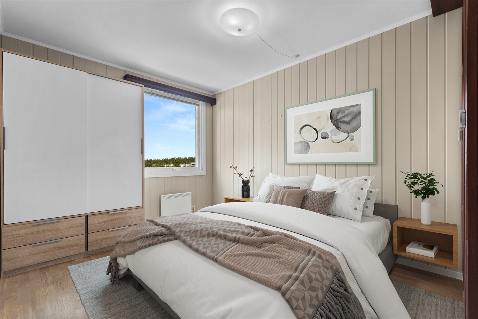 Leiligheten har to romslige soverom, begge med godt lysinnslipp som skaper en luftig og behagelig atmosfære. (bildet er digitalt møblert) Galleribilde