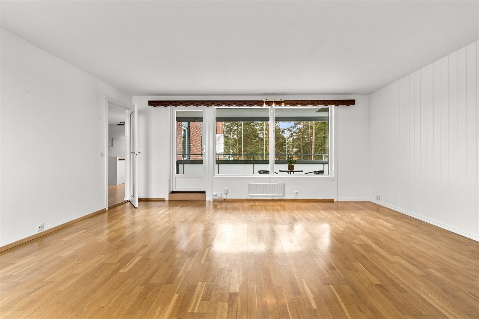 Planløsningen gjør det enkelt å dele rommet inn i naturlige soner for sofa, spiseplass og medieområde, noe som gir gode muligheter for både avslapning og sosialt samvær. Galleribilde