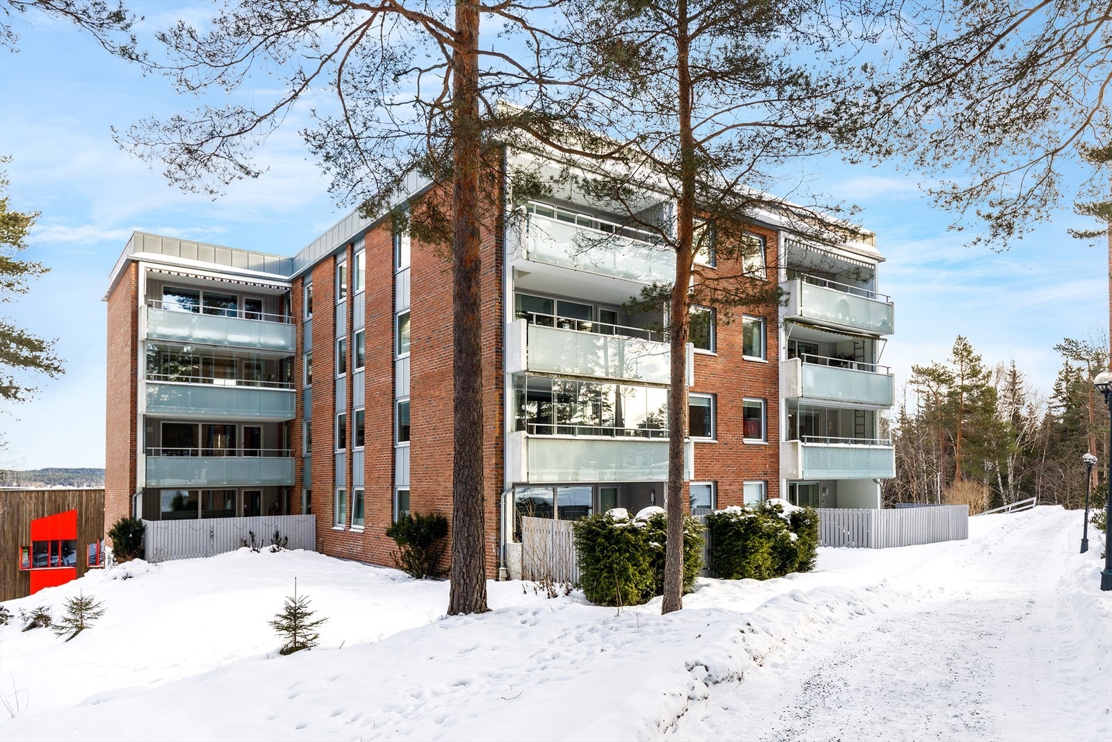 Beliggende i rolige og naturskjønne omgivelser, med trær og grøntområder rett utenfor vinduet. Galleribilde