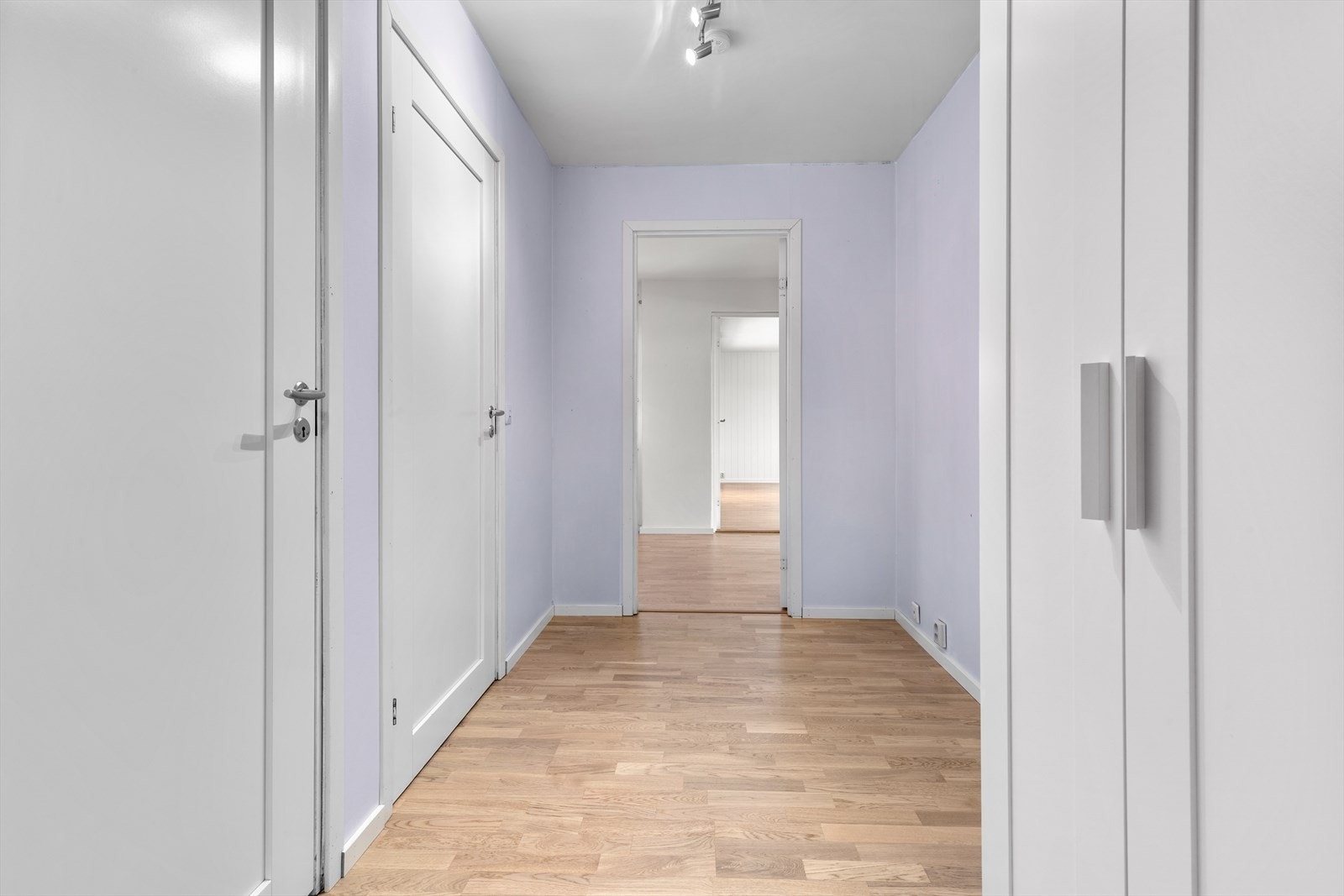 Velkommen inn! Lys og innbydende entré, utstyrt med dørcalling for praktisk kommunikasjon. Galleribilde