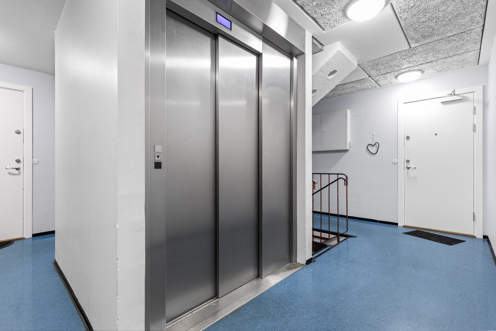 Praktisk heis i bygget rett utenfor døren. Galleribilde