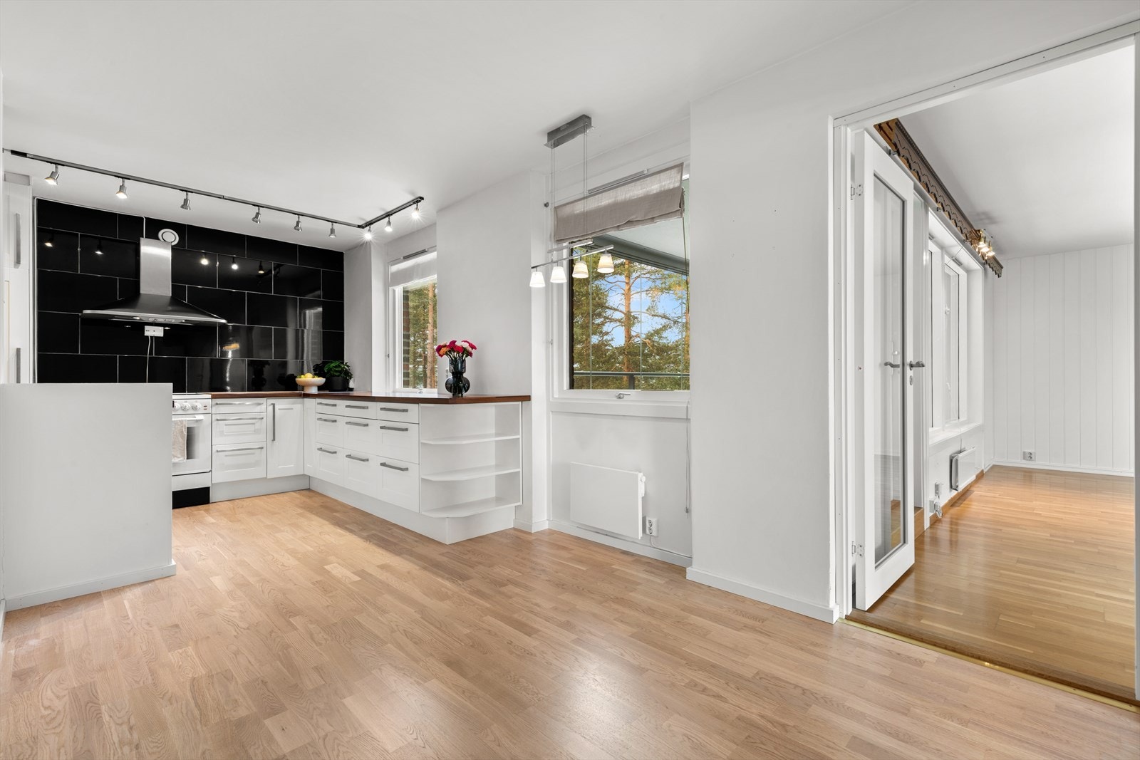 Lyst og trivelig separat kjøkken med godt med benkeplass og en praktisk planløsning. Galleribilde