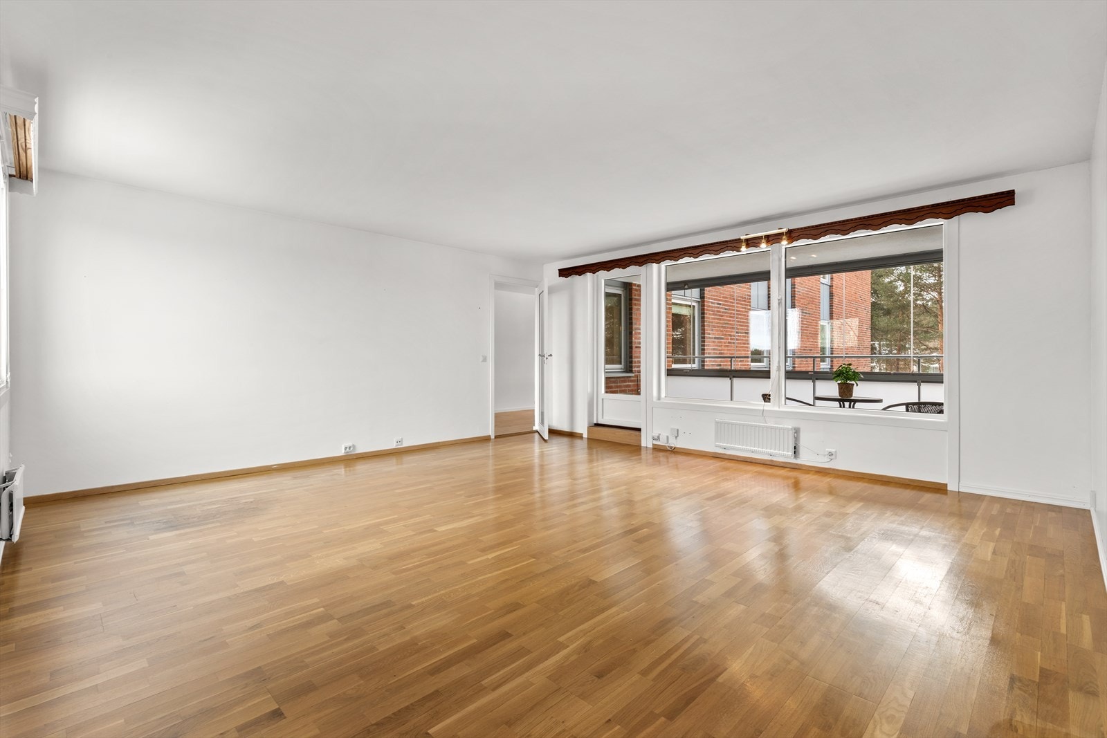 Fra vinduene har man flott utsyn mot grønne omgivelser, som bidrar til en luftig og hyggelig atmosfære. Galleribilde