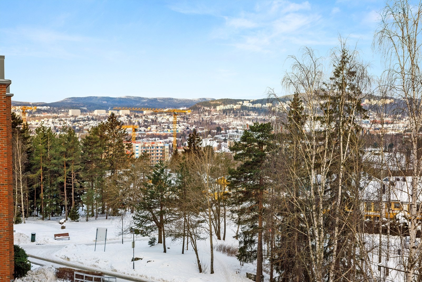 Balkongen fungerer som en naturlig forlengelse av stuen og gir et ekstra oppholdsrom som kan brukes året rundt. Galleribilde
